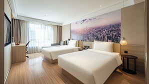 A hotel room with two beds, a desk, a chair, a lamp, and a cityscape mural on the wall. - Mercure Shanghai Pudong Zhangjiang Park (Shanghai)