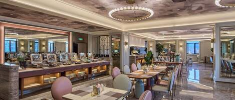 Un amplio comedor con barra libre, muebles modernos y vistas a la ciudad.
