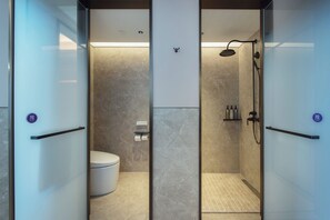 Superior Room, 1 King Bed | Bathroom | Shower, rainfall showerhead, free toiletries, hair dryer - Mercure Xiamen Science City (Xiamen)