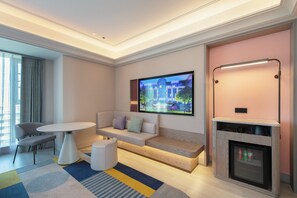 Cubrecamas y minibar con artículos gratuitos 