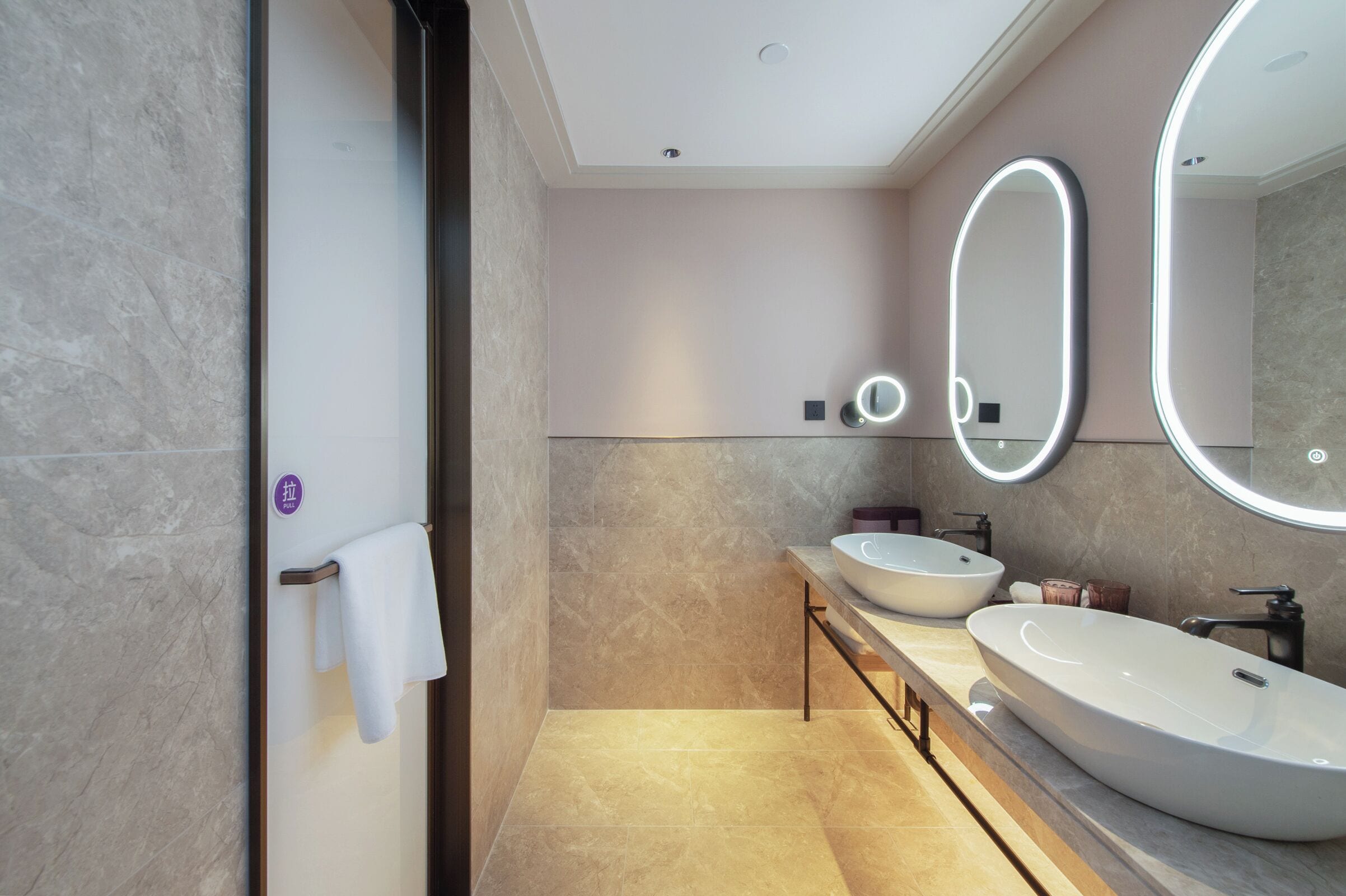 Familienzimmer, 2 Doppelbetten | Badezimmer | Dusche, Regendusche, kostenlose Toilettenartikel, Haartrockner