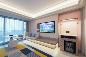 Deluxe-huone, 1 suuri parisänky | Untuvapeitot, ilmaiset minibaarituotteet, pimennysverhot, ilmainen Wi-Fi