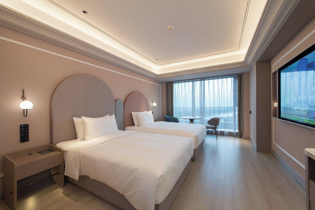 Habitación superior, 2 camas individuales | Edredones de plumas y minibar con artículos gratuitos