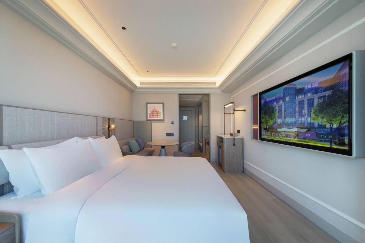 Habitación estándar, 1 cama de matrimonio grande | Edredones de plumas y minibar con artículos gratuitos