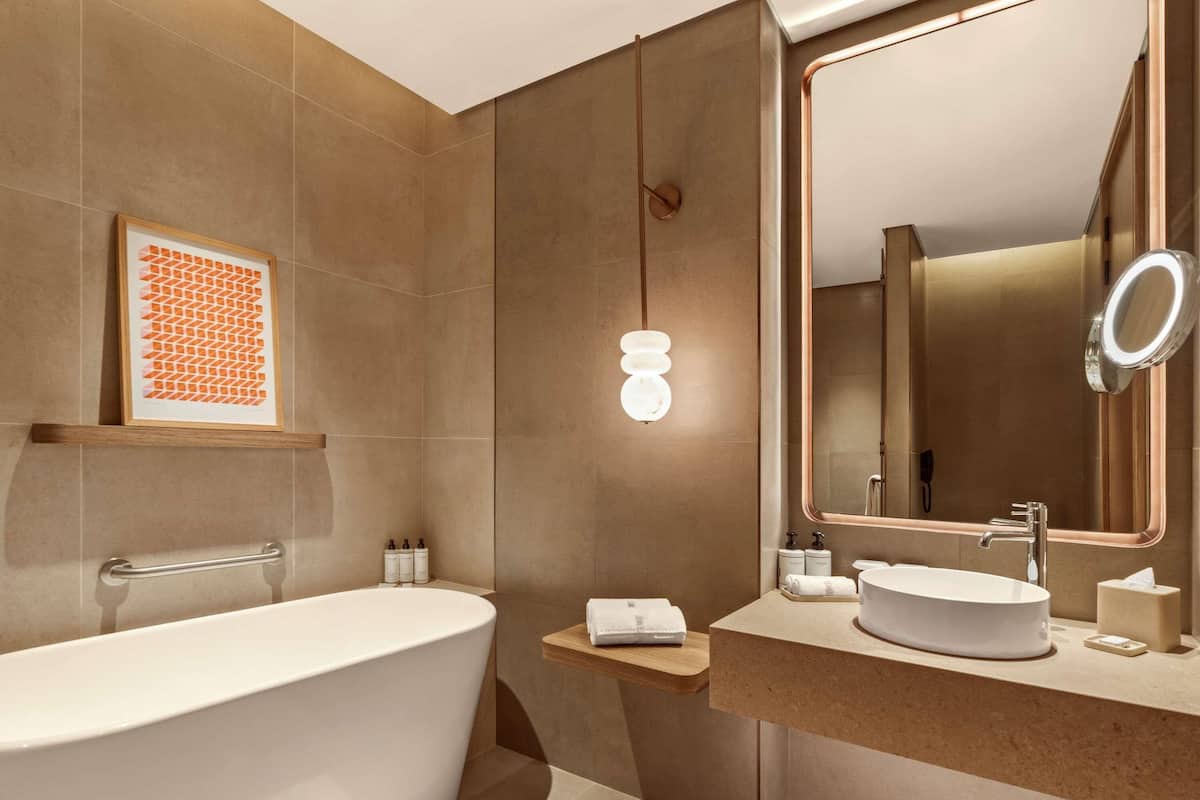 Articles de toilette gratuits, sèche-cheveux, peignoirs, chaussons