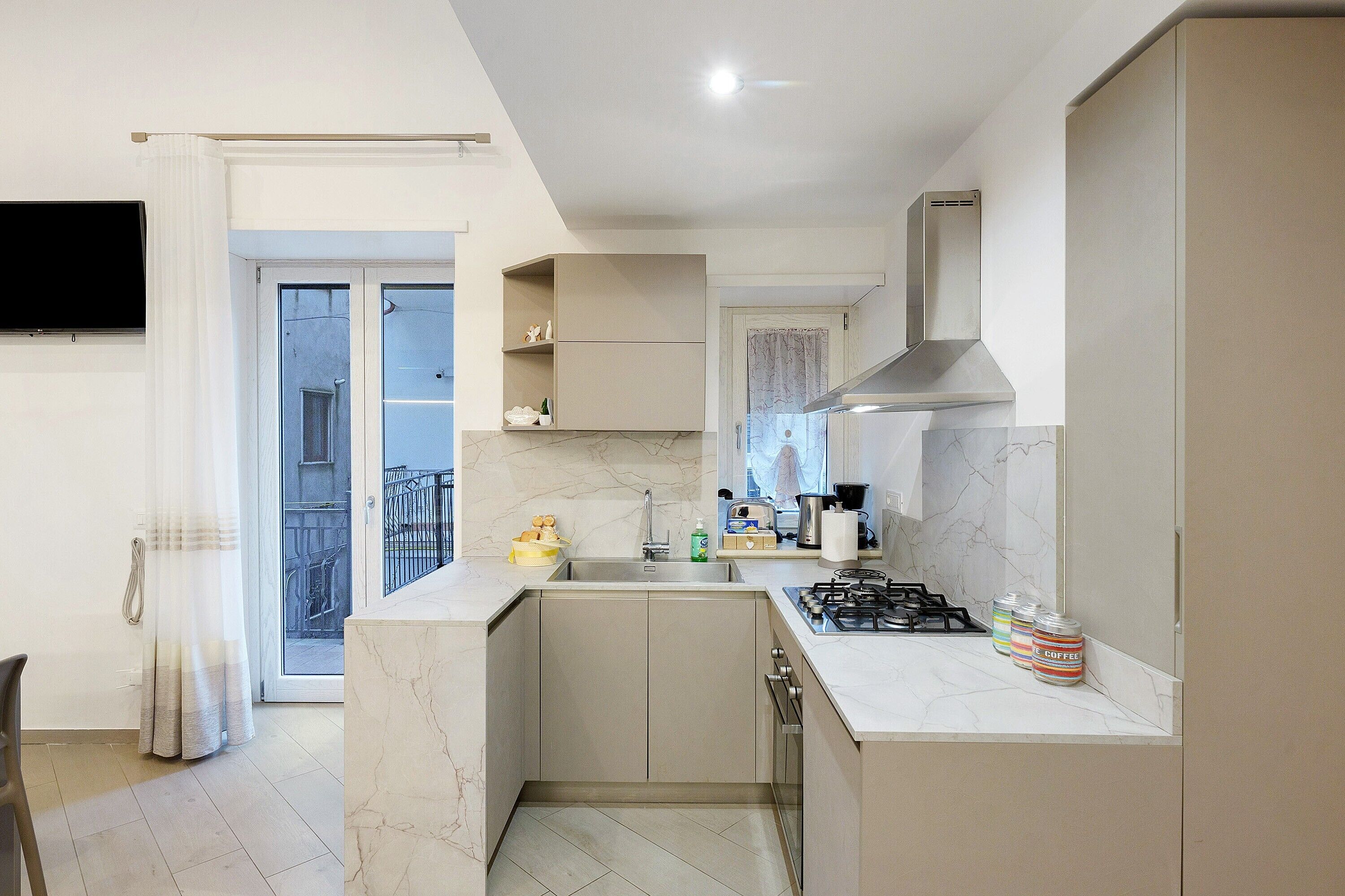 Een koelkast, een oven, een kookplaat, een vaatwasser