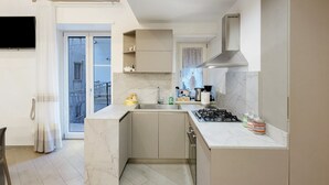 Una cocina moderna con un lavamanos, estufa y armarios.