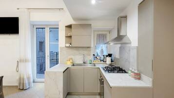 Een koelkast, een oven, een kookplaat, een vaatwasser