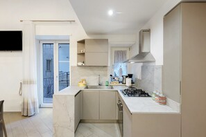 Frigorifero, forno, piano cottura, lavastoviglie