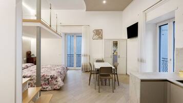 Een strijkplank/strijkijzer, wifi, beddengoed