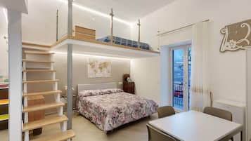 Een strijkplank/strijkijzer, wifi, beddengoed