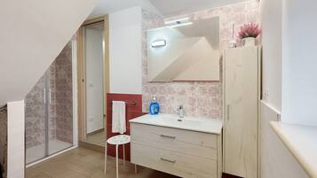 Een douche, een haardroger, handdoeken