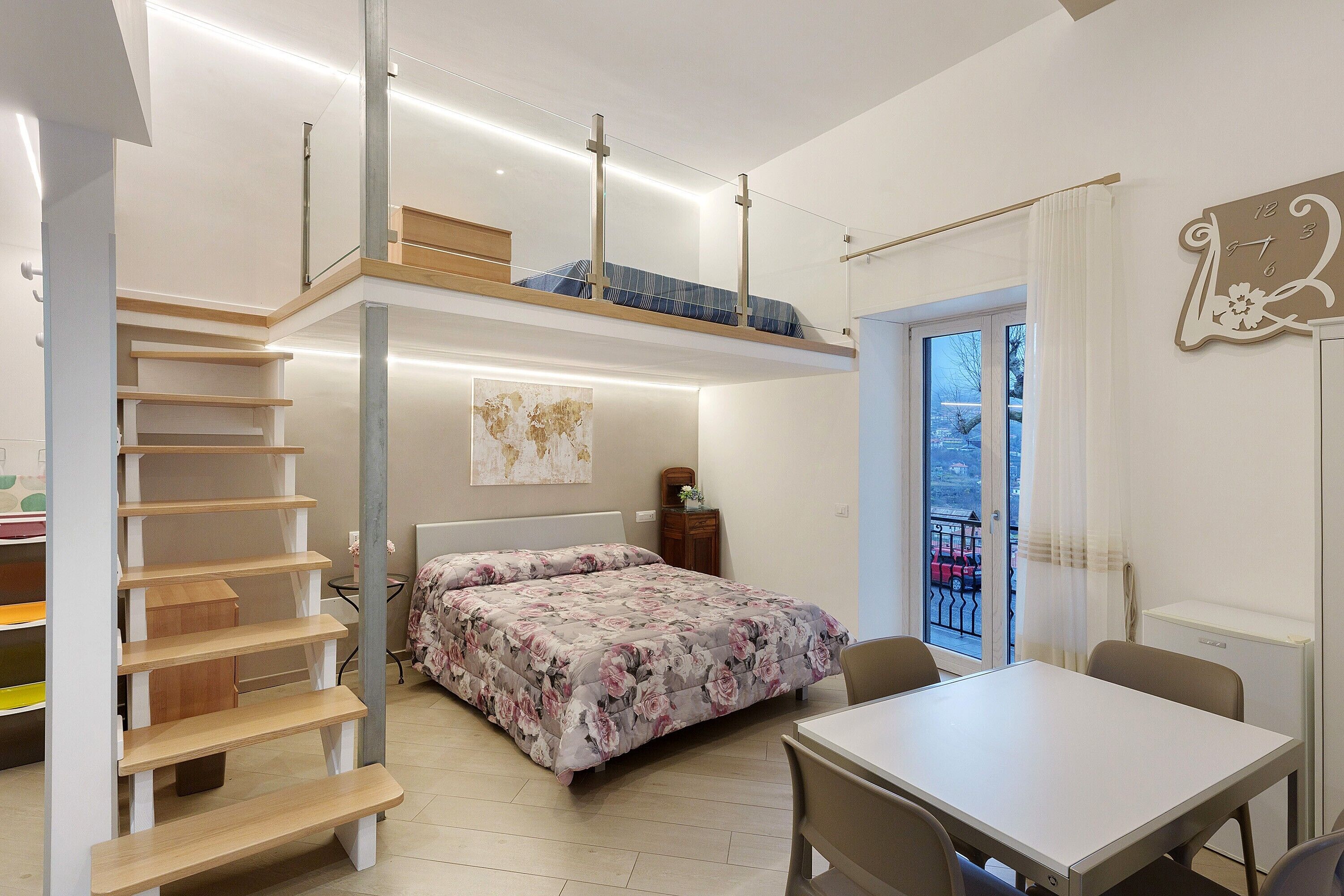 Silitysrauta/-lauta, Wi-Fi, vuodevaatteet