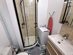 Hair dryer, towels, soap, toilet paper - Nice view apartment - near rue de Siam (Brest)