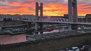 A bridge with two towers, a parking lot, and a body of water. - Nice view apartment - near rue de Siam (Brest)