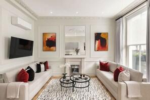 TV, fireplace - South Kensington | Terrace, 4m Ceilings, Full AC, Harrods & Hyde Park (Greater London)