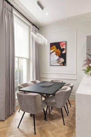 Dining - South Kensington | Terrace, 4m Ceilings, Full AC, Harrods & Hyde Park (Greater London)