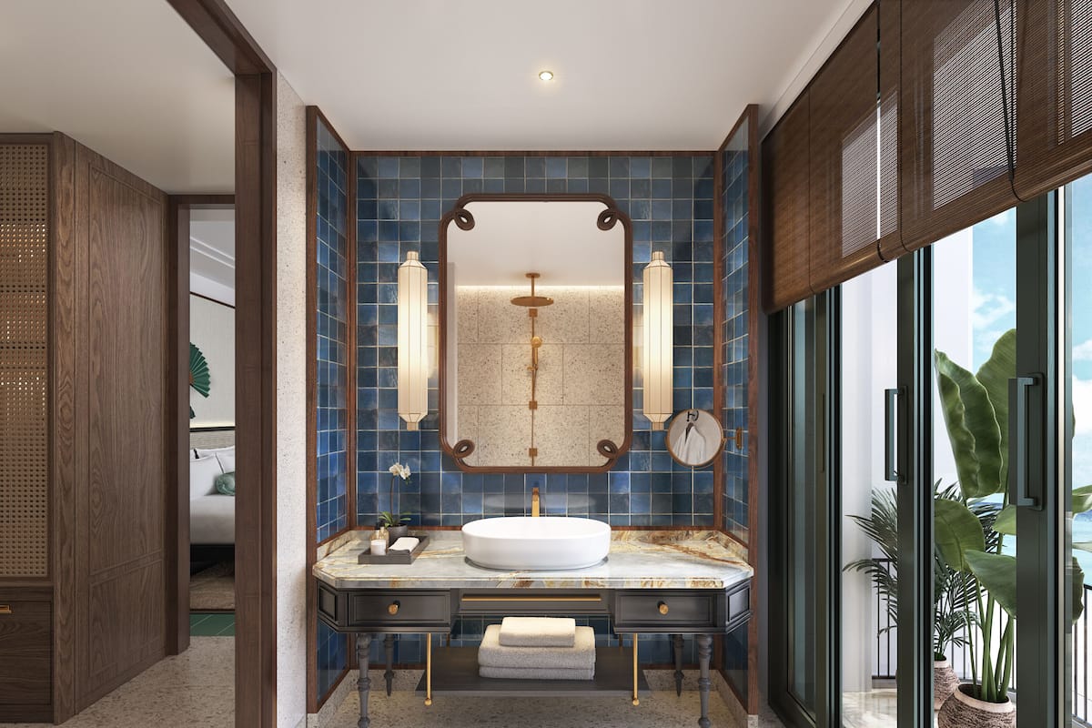 Une salle de bain avec un grand miroir, un lavabo blanc et un porte-serviettes.