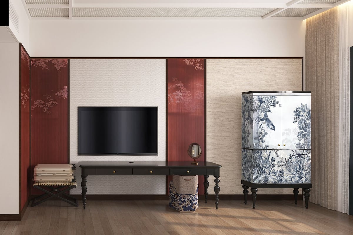 Une chambre moderne équipée d’un téléviseur à écran plat, d’un bureau et d’un meuble décoratif.
