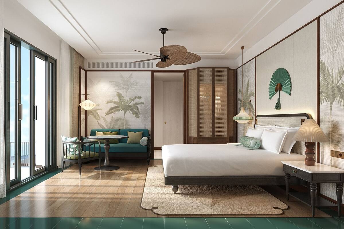 Une chambre d’hôtel moderne équipée d’un lit, d’un canapé, d’une table à manger et d’un balcon.