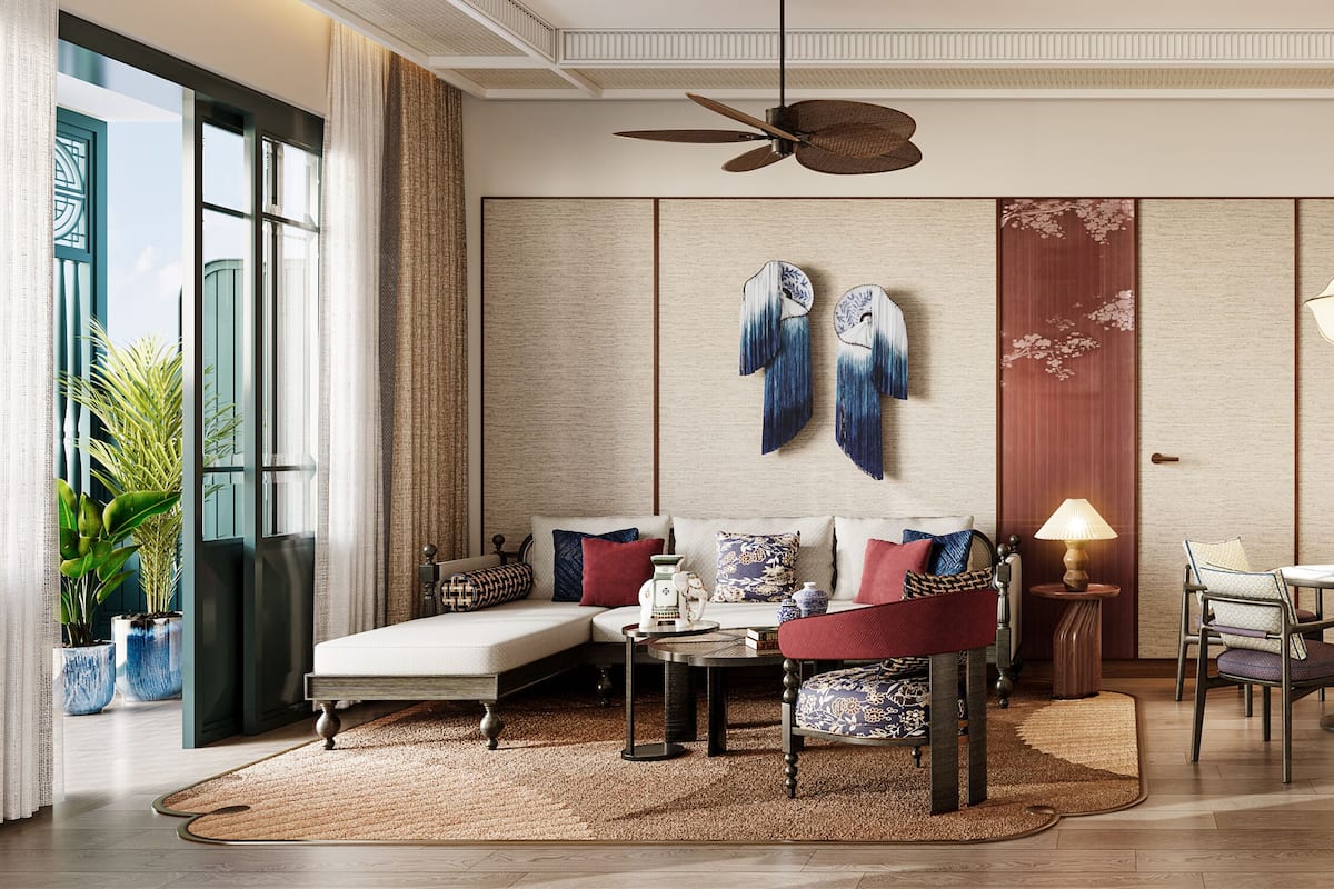 Un salon moderne comprenant un canapé, des fauteuils, une table à manger et un ventilateur de plafond.