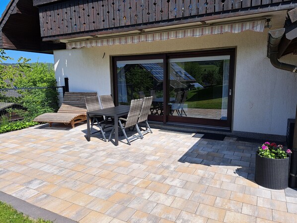 Outdoor dining - Sauerland Feeling Apartment with Mountain View, Private Terrace & Wi-Fi (Olsberg)