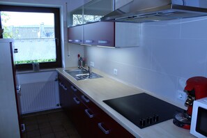 Fridge, microwave, oven, stovetop - Sauerland Feeling Apartment with Mountain View, Private Terrace & Wi-Fi (Olsberg)