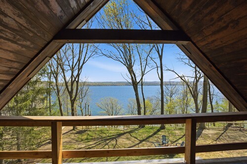 100ft Private Lakefront + Dock -Fire pit + Decks -Wine Trail Sleeps 6