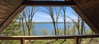 100ft Private Lakefront + Dock -Fire pit + Decks -Wine Trail Sleeps 6
