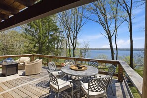 Outdoor dining - 100ft Private Lakefront + Dock -Fire pit + Decks -Wine Trail Sleeps 6 (Penn Yan)