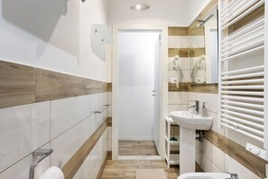 Shower, hair dryer, towels - Apartment 'Bilo' with Balcony, Wi-Fi, and Air Conditioning (La Spezia)