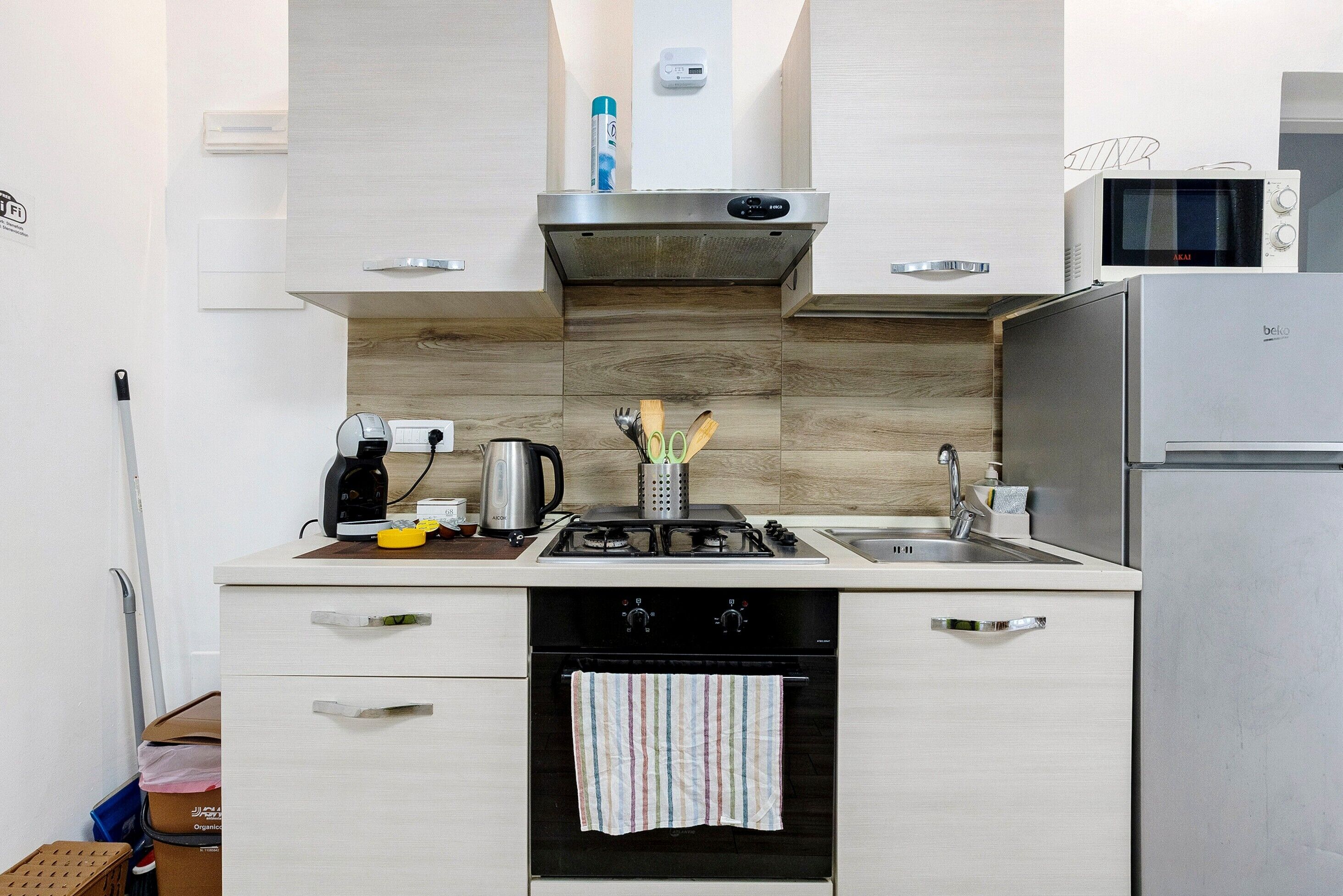 Kühlschrank, Mikrowelle, Ofen, Herdplatte