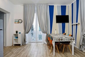 Dining - Apartment 'Bilo' with Balcony, Wi-Fi and Air Conditioning (La Spezia)