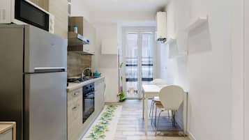 Geladeira, micro-ondas, fogão, cooktop