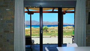 A room with a view of the sea and mountains through large glass doors. - Amari stone apartments (Lemnos)