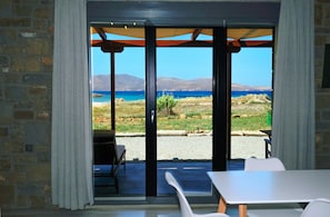 Appartement, 2 slaapkamers, terras, uitzicht op het strand | Een kluis op de kamer, geluiddichte muren, een strijkplank/strijkijzer