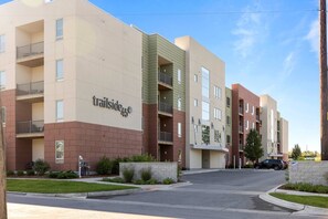 Exterior - New Listing - 2-bedroom stylish condo in charming Traverse City! (Traverse City)