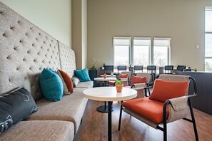 Interior - New Listing - 2-bedroom stylish condo in charming Traverse City! (Traverse City)