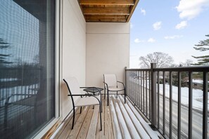 Property grounds - New Listing - 2-bedroom stylish condo in charming Traverse City! (Traverse City)