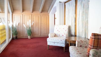 Familien-Vierbettzimmer, Balkon, Bergblick | Zimmersafe, Schreibtisch, kostenloses WLAN