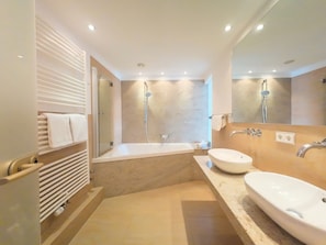 Hårtork, handdukar, tvål och schampo