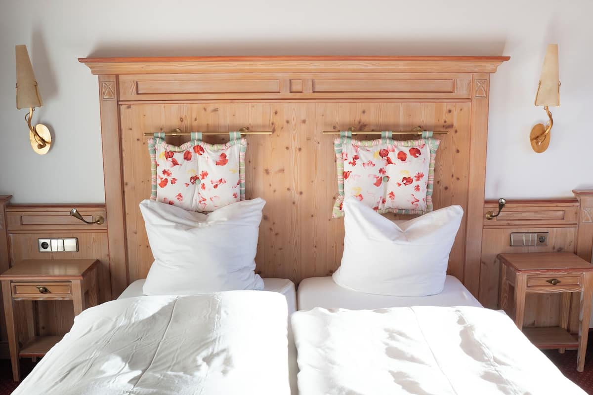 Familjerum för fyra - balkong - utsikt mot bergen | Värdeförvaringsskåp på rummet, skrivbord och gratis wi-fi