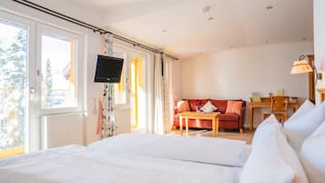 Comfort dubbelrum eller tvÄbÀddsrum - balkong - utsikt mot bergen | VÀrdeförvaringsskÄp pÄ rummet, skrivbord och gratis wi-fi