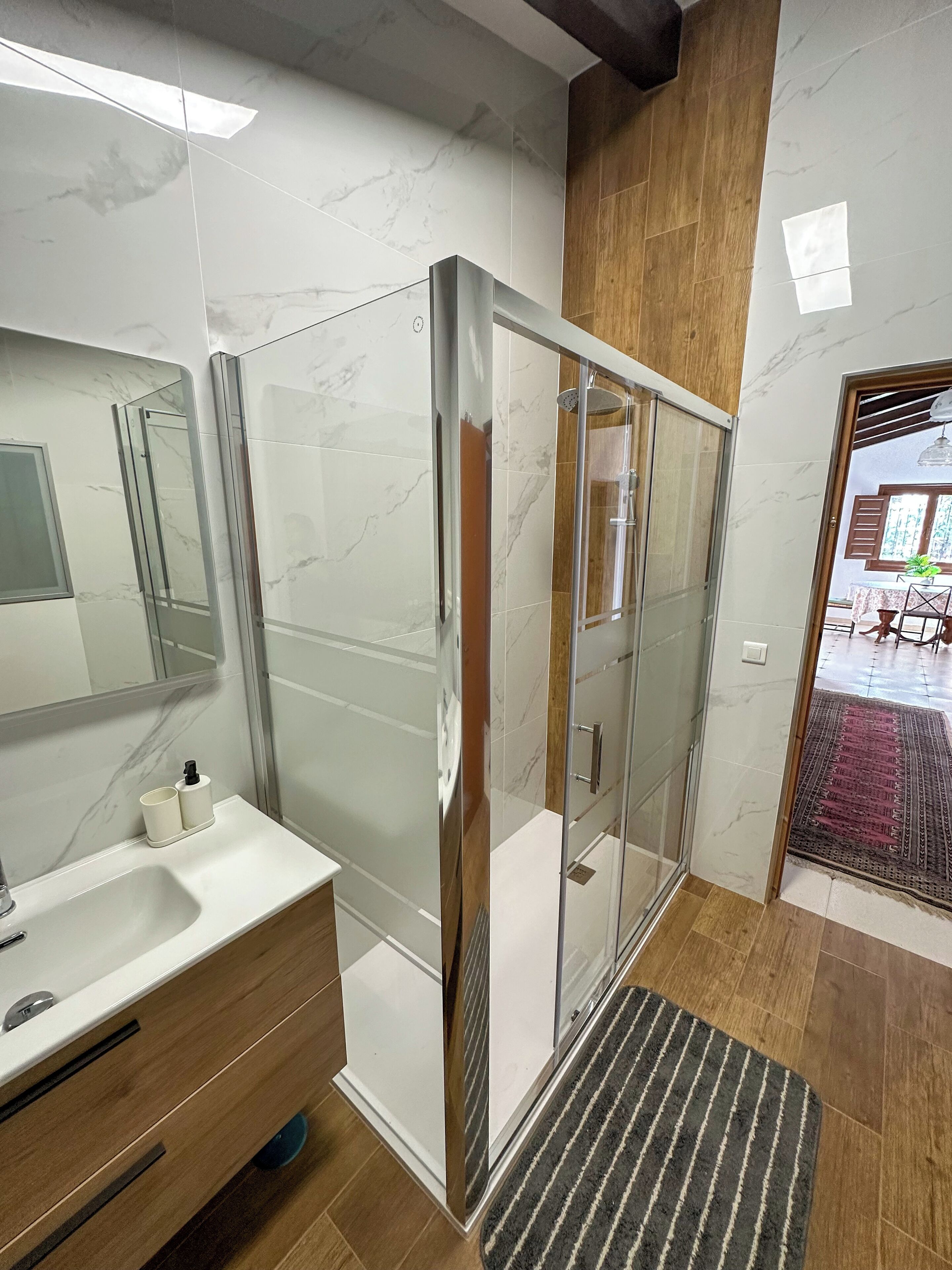 Sèche-cheveux, serviettes fournies, savon, papier toilette