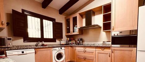 Mikrobølgeovn, ovn, kokeplater og oppvaskmaskin