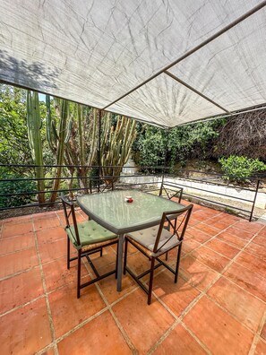 تناول الطعام بالخارج