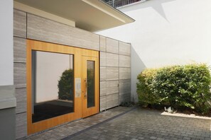 Exterior detail - KÖNIGSschlaf's cool design apartment in a prime city center location (Konstanz)