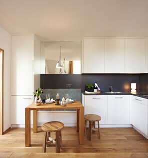 Dining - KÖNIGSschlaf's cool design apartment in a prime city center location (Konstanz)