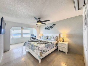 Desk, iron/ironing board, WiFi, bed sheets - itlbfun - Waterfront Condo (Sion Farm)