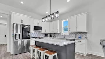 Refrigerador, microondas, horno y parrilla de estufa